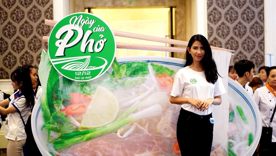 Thực khách thích thú “chạm tay” vào lịch sử của sợi phở - 7 Đoạn cuối của chữ Phở được vòng xuống dưới, tạo hình thành bát (tô) phở. Nét chữ viết tay uyển chuyển, thể hiện câu chuyện của phở