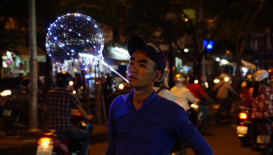 Đứng từ chiều đến tối, PV ghi nhận số lượng bong bóng đèn mỗi cửa hàng bán được 1-2 cái, có chỗ không bán được