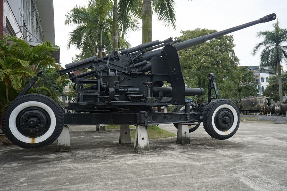 Những vũ khí đã bắn hạ B52 trong trận "Điện Biên Phủ trên không" - 7 Pháo cao xạ 100mm do tự vệ khu phố Đống Đa sử dụng tham gia chiến đấu bắn rơi một máy bay F8A của Mỹ ngày 11/9/1972.