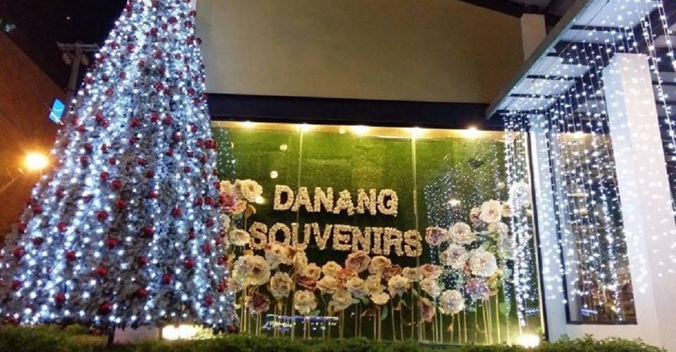 Nhiều nhà hàng, cà phê trang trí cây thông Noel trong mùa Giáng sinh