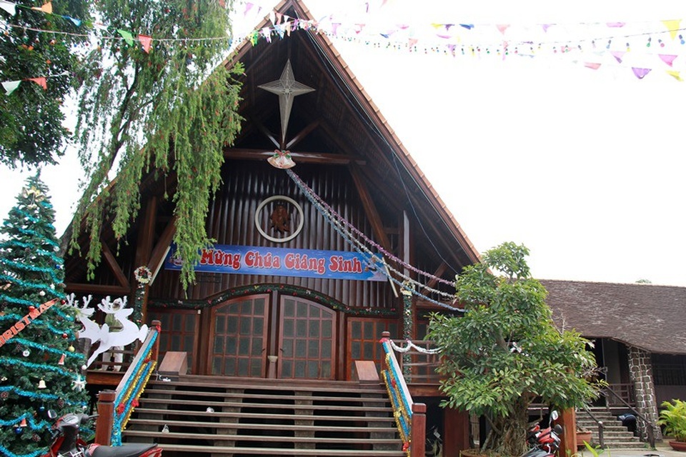 Tòa Giám mục Ban Mê Thuột được trang trí lộng lẫy