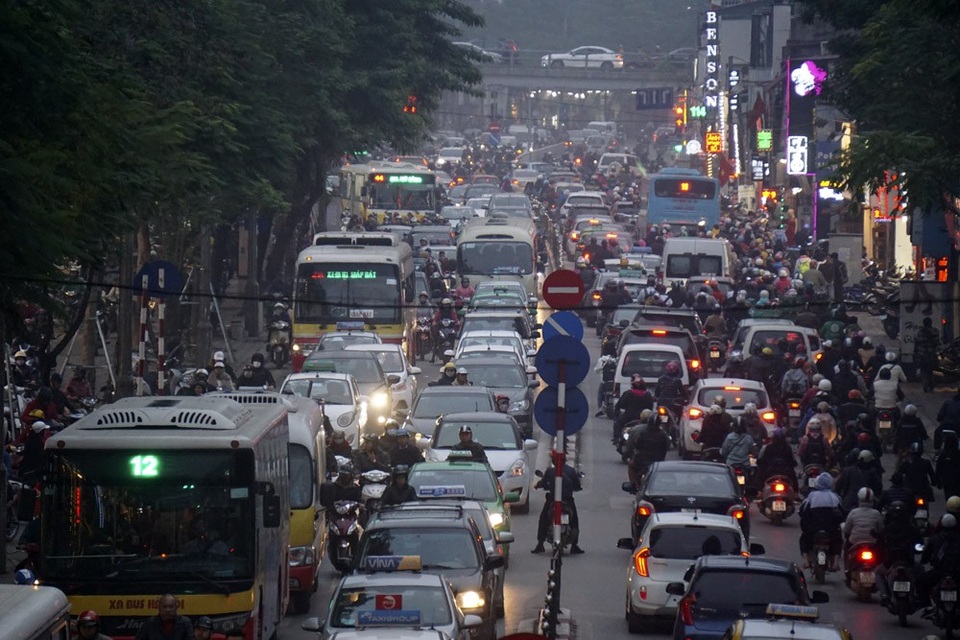 Hình ảnh đường phố Hà Nội kín đặc phương tiện ngày cuối năm - 8 Phố Chùa Bộc.