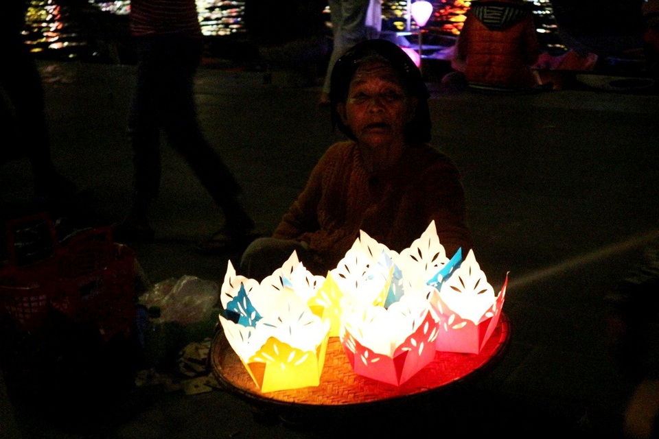  Cụ bà bán hoa đăng ven sông Hoài cười móm mém chia sẻ: “Tôi già rồi không mong gì hơn cho năm mới là có thật nhiều sức khỏe, bình an và vui vẻ bên con cháu”