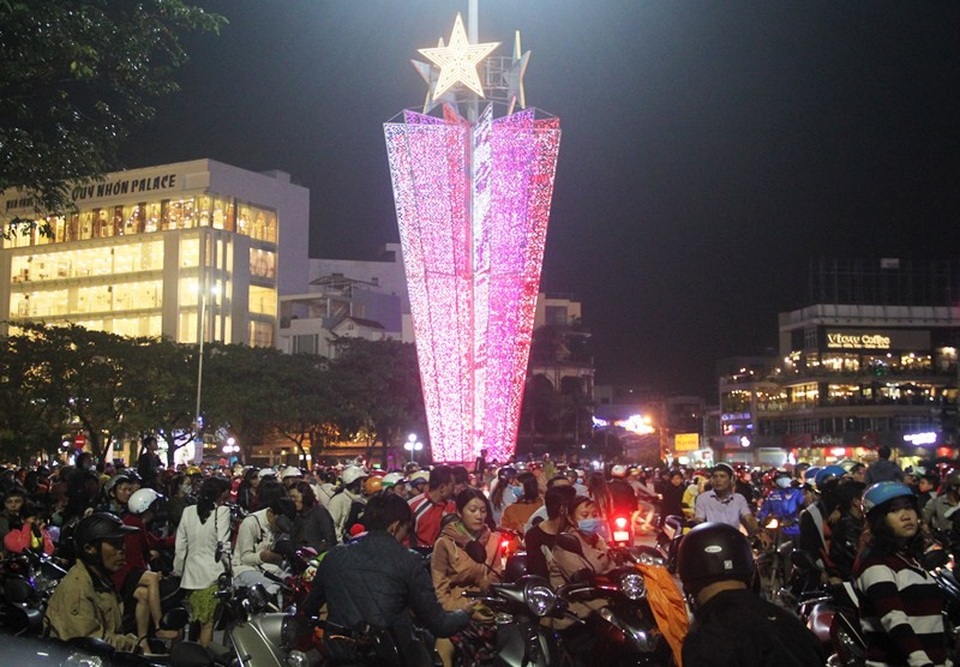 Hàng vạn người dân và du khách xuống đường chào đón năm mới tại TP Quy Nhơn, tỉnh Bình Định