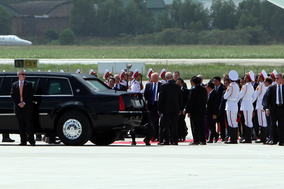 Tổng thống Mỹ Donald Trump tới Đà Nẵng trong chuyến đi lịch sử - 6
Tổng thống Trump bước vào Cadillac One