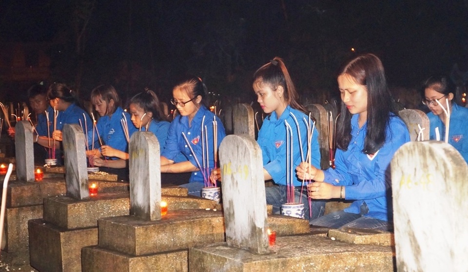 Nghệ An: Kết nối vòng tay thắp nến tri ân tưởng nhớ các anh hùng liệt sỹ - 6 Các bạn trẻ chung tay với thông điệp: “Đời đời nhớ ơn công lao của các chiến sỹ”.