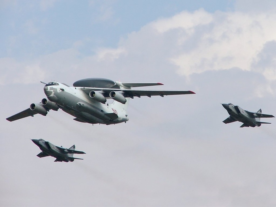 “Mắt thần trên không” A-50U của Không quân Nga - 6
Hồi tháng 5, Israel đã điều động 1 máy bay A-50U tới chiến trường Syria, trong khi Không quân Nga đã triển khai đội bay gồm 40 máy bay tại đây. Trong ảnh: Máy bay A-50U bay cạnh 2 máy bay chiến đấu MiG-31.