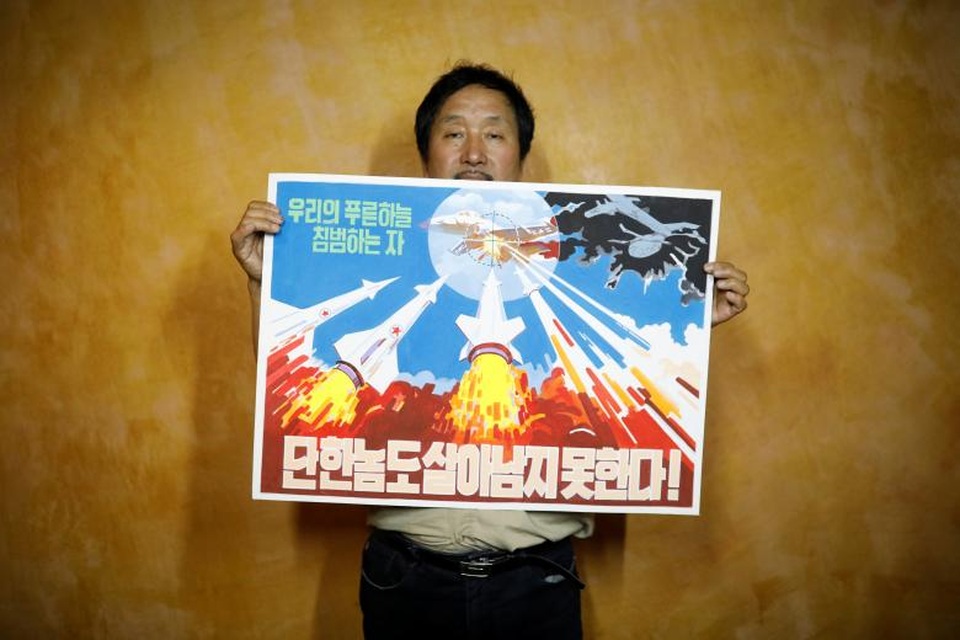 Một tấm biểu ngữ tuyên truyền của Triều Tiên. Theo ông Koen De Ceuste, giảng viên đại học Đại học Leiden, Hà Lan, hầu hết các bộ và cơ quan địa phương tại Triều Tiên đều sở hữu trung tâm nghệ thuật.