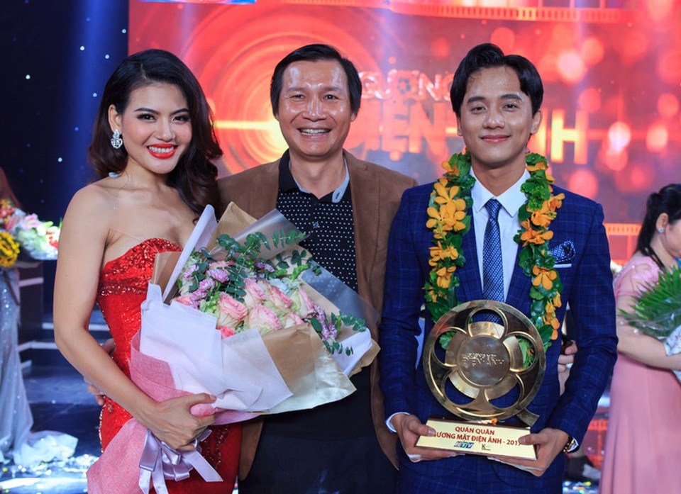 Lộ diện Quán quân “Gương mặt điện ảnh” mùa đầu tiên - 10 Kết quả, giải Nhất của chương trình “Gương mặt Điện ảnh” thuộc về Mai Tài Phến với giải thưởng trị giá 100 triệu đồng và chiếc cúp mạ vàng nặng 8 kg.