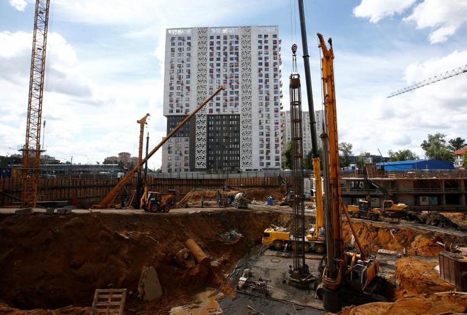 Nga phá hủy hàng loạt nhà tập thể cũ thời Liên Xô - 4
Ngoài ra, người dân cũng lo ngại về vị trí và chất lượng của các tòa nhà tái định cư; việc thiếu các dịch vụ và cơ sở hạ tầng; và sự phá hủy sẽ làm mất đi những giá trị lịch sử của nước Nga và thủ đô Moscow. (Ảnh: Reuters)