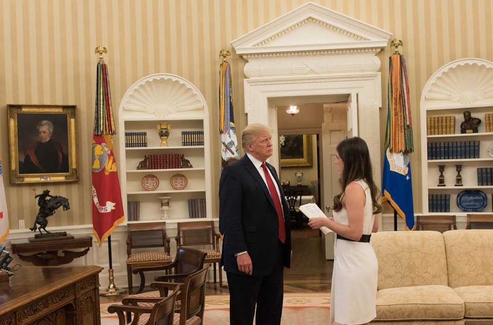 
Từ khi bắt đầu trở thành trợ tá cho ông Trump, cô Westerhout đã đăng tải nhiều bức ảnh trong Nhà Trắng trên trang cá nhân. Trong ảnh: Cô Westerhout và Tổng thống Donald Trump. (Ảnh: Instagram)
