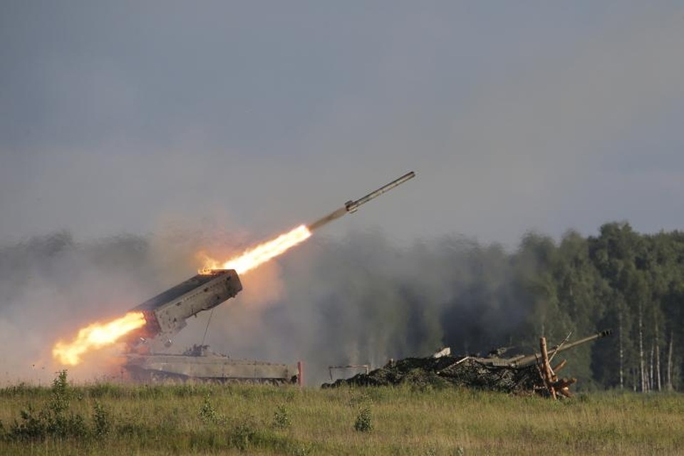 Dàn vũ khí "khủng" phô diễn sức mạnh quân đội Nga - 6 Bệ phóng tên lửa TOS-1A trong lễ khai mạc Diễn đàn Quân sự quốc tế Army-2015 tại Kubinka, ngoại ô Moscow.