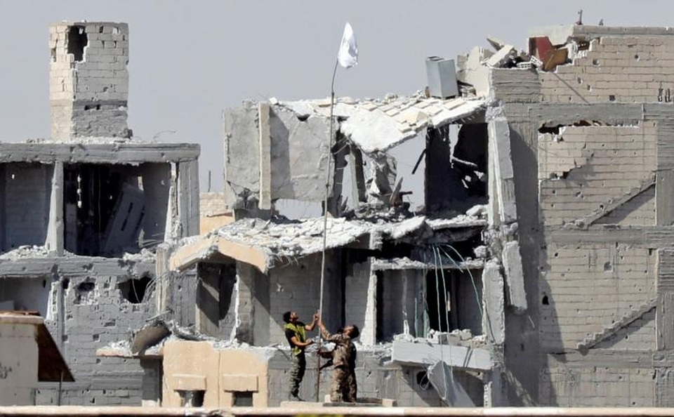 Ngày tàn của phiến quân IS tại thủ phủ Raqqa - 5
Lực lượng SDF treo cờ trắng gần khu phức hợp Bệnh viện Quốc gia, khu vực những phần từ IS còn sót lại đang ẩn náu ở khu vực tiền tuyến.