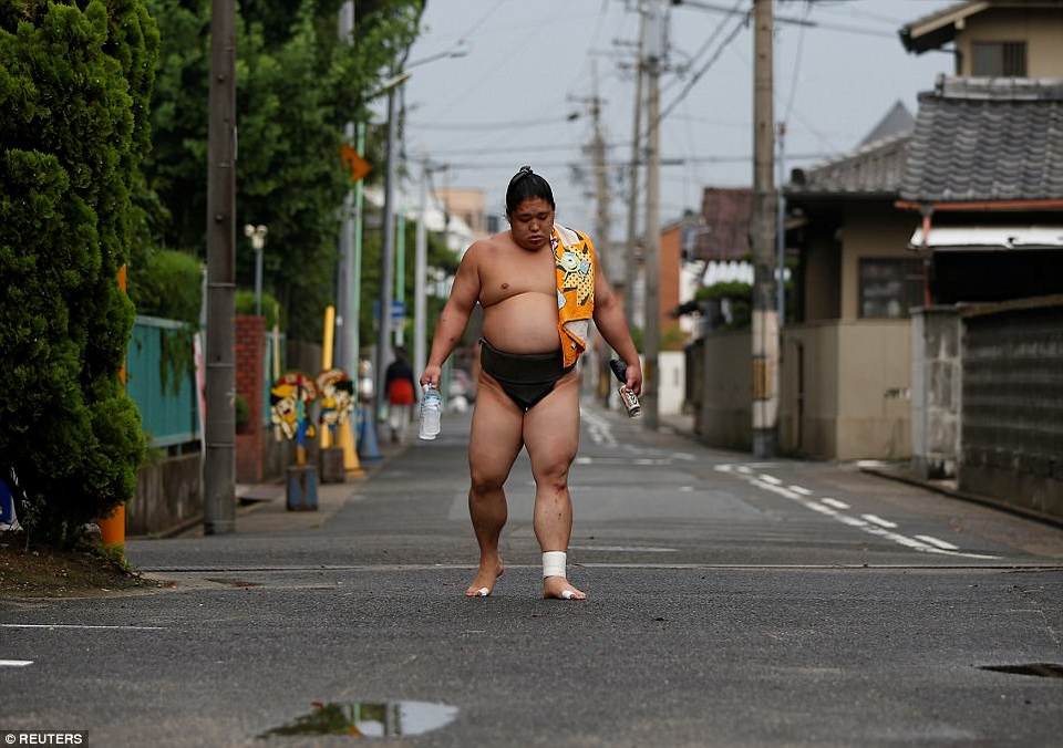 Vén màn bí mật về cuộc sống của những sumo Nhật Bản - 7
Những võ sĩ sumo nước ngoài gần như được “đồng hóa” với văn hóa Nhật Bản. Từ trang phục, cách ăn mặc, đồ ăn, ngôn ngữ... đều tuân thủ luật lệ của môn sumo và luật lệ của người Nhật. (Ảnh: Reuters)