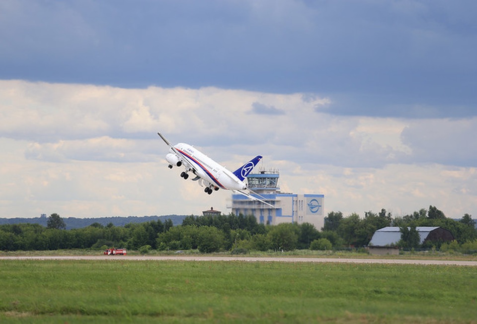 Dàn máy bay phô diễn tại triển lãm hàng không Nga MAKS-2017 - 6
Máy bay Sukhoi Superjet 100 thực hiện màn trình diễn tại triển lãm. (Ảnh: RT)