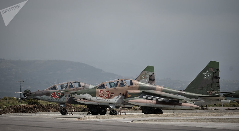 Ngắm dàn máy bay hiện đại bên trong đơn vị không quân danh tiếng của Nga - 5 Chiếc Su-25S của trung đoàn phòng không 18 thường xuyên “ghé thăm” căn cứ của trung đoàn 22. (Ảnh: Sputnik)