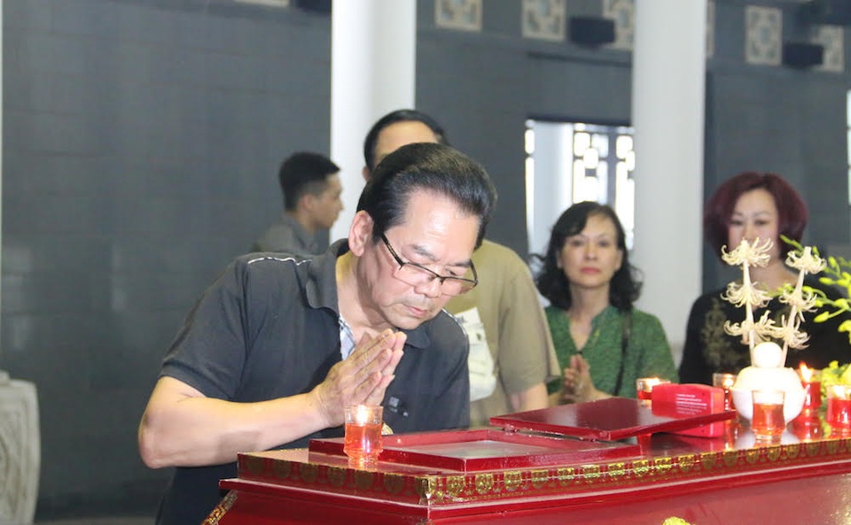 Đồng nghiệp xót xa trong phút giây tiễn biệt nghệ sĩ Duy Thanh - 11
NSND Trần Nhượng nhìn mặt nghệ sĩ Duy Thanh lần cuối