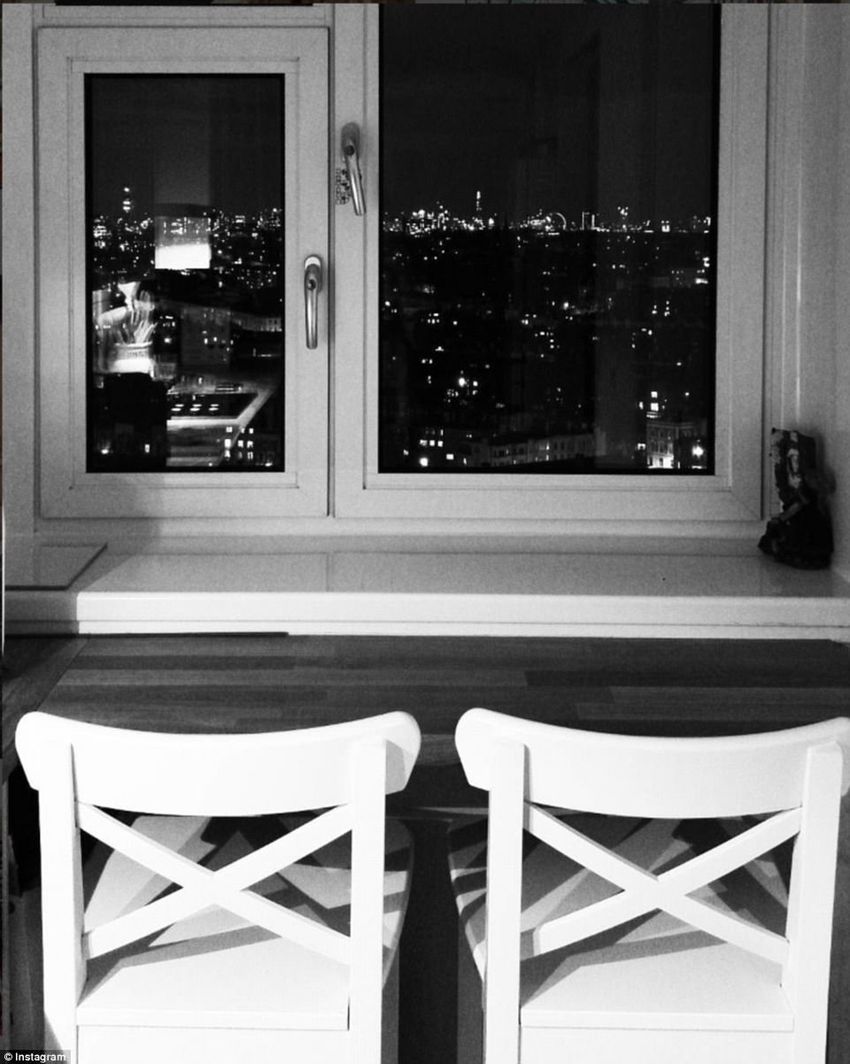 Bức ảnh Gloria đăng lên trang cá nhân ngày 10/4 với tít ảnh “Chúc ngủ ngon, London”. Ảnh được chụp từ ô cửa sổ căn hộ của cặp đôi.