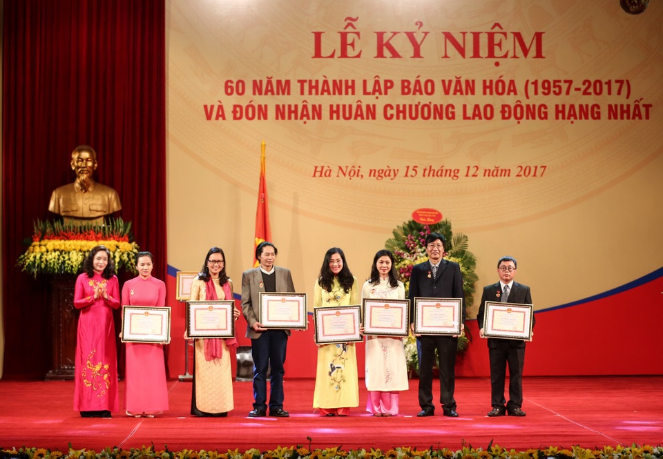 Báo Văn hóa đón nhận Huân chương Lao động hạng Nhất - 4 Các cá nhân và tập thể báo nhận bằng khen của Bộ VHTT&DL.