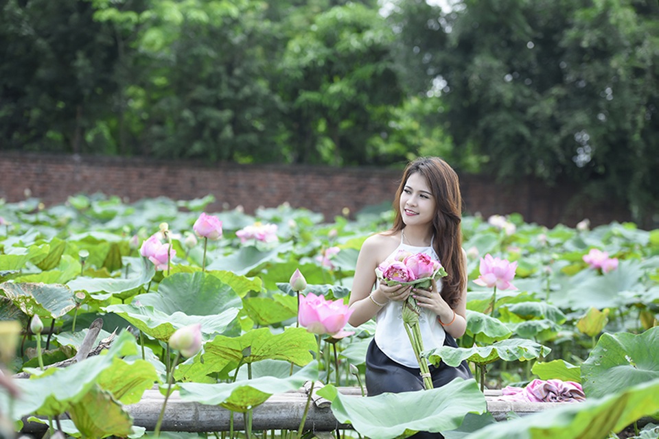 Nữ sinh Lào quyến rũ bên hoa sen Việt - 12 Nữ sinh Lào quyến rũ bên hoa sen Việt - 12