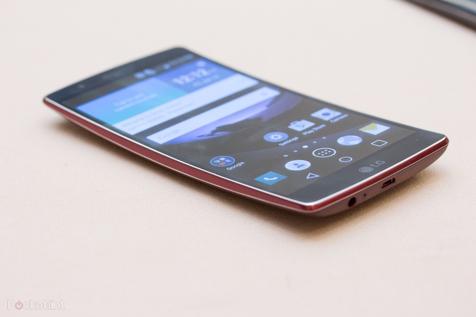 Ngày nay, rất ít nhà sản xuất dám mạo hiểm vì những điều tưởng như không thể, và LG là một trong số đó. Năm 2013, nhà sản xuất Hàn Quốc tung ra mẫu smartphone G Flex có kiểu thiết kế uốn cong, và thậm chí có thể dùng tay để bẻ cho thẳng trở lại.