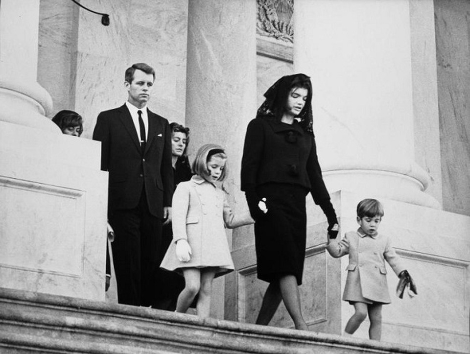 Chủm ảnh hiếm về vụ ám sát Tổng thống Mỹ John F. Kennedy - 15
Gia đình của Tổng thống Kennedy có mặt tại buổi lễ bao gồm em trai Robert F. Kennedy, con gái Caroline Kennedy, vợ Jacqueline Kennedy và con trai John F. Kennedy Jr.