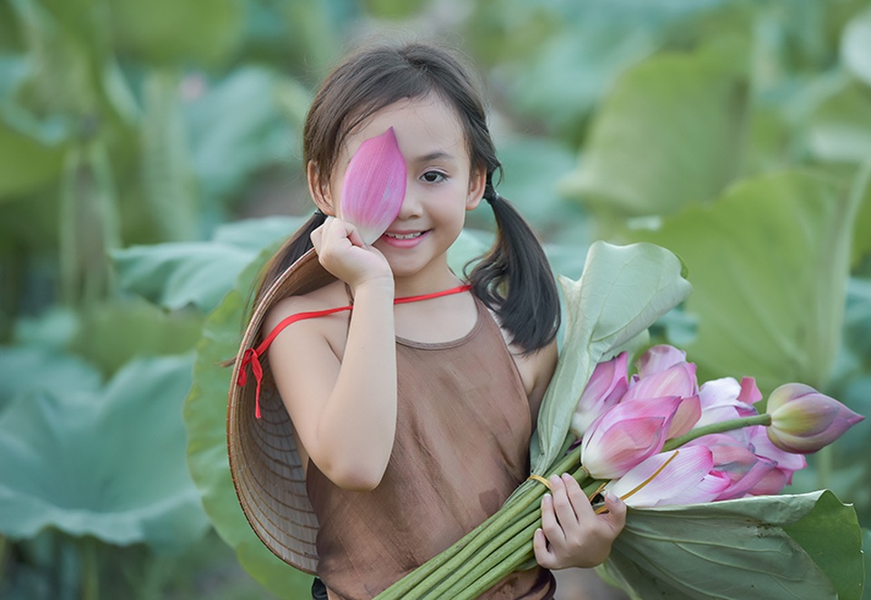 Giải nhiệt mùa hè với bộ ảnh hai chị em dạo đầm sen mát mẻ - 14 Giải nhiệt mùa hè với bộ ảnh hai chị em dạo đầm sen mát mẻ - 14