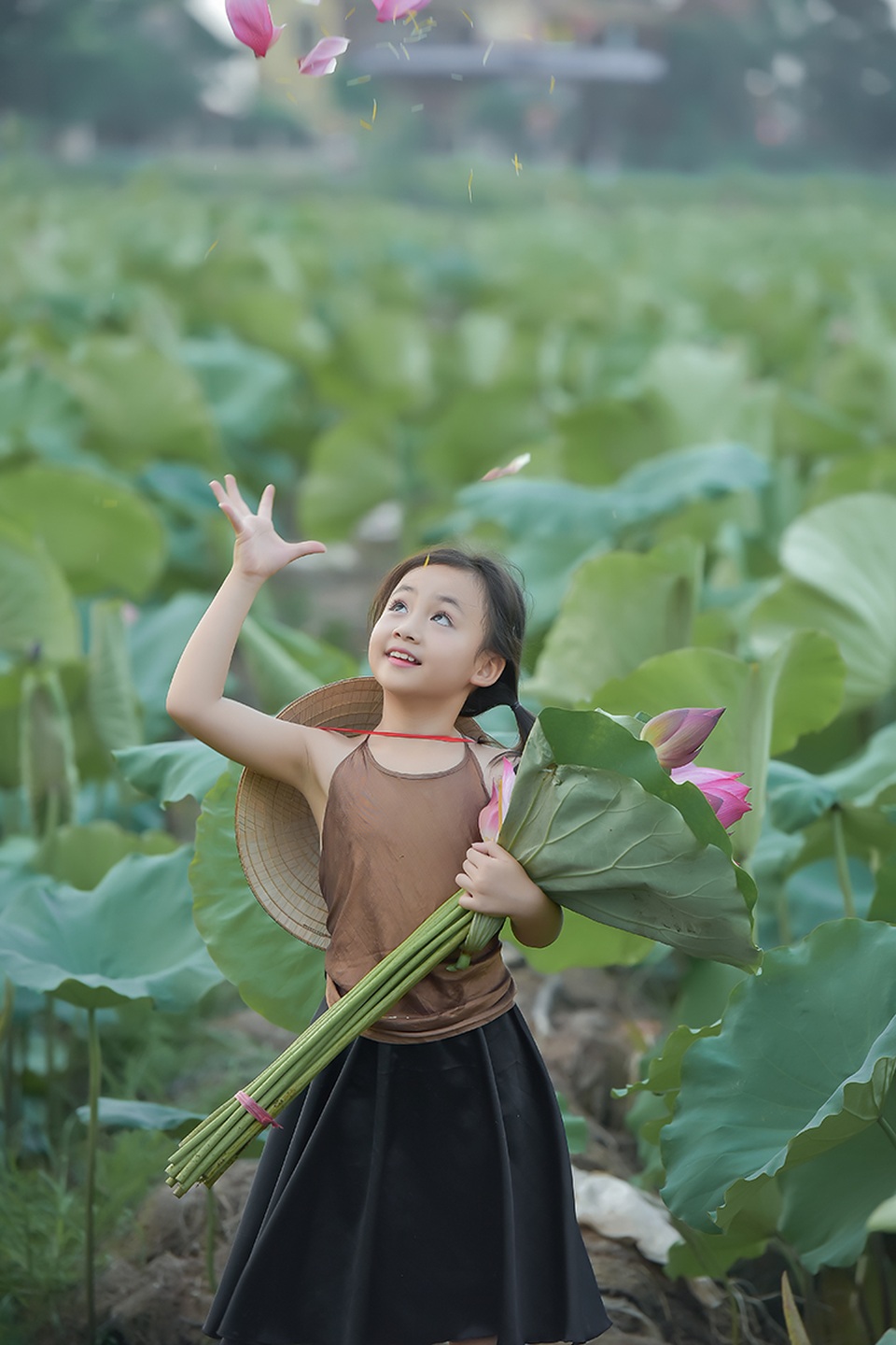 Giải nhiệt mùa hè với bộ ảnh hai chị em dạo đầm sen mát mẻ - 15 Giải nhiệt mùa hè với bộ ảnh hai chị em dạo đầm sen mát mẻ - 15