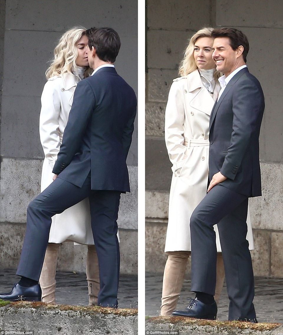 Tom Cruise dính nghi án “phim giả tình thật” - 1 Tom Cruise và Vanessa Kirby chuẩn bị cho cảnh quay sắp diễn ra.