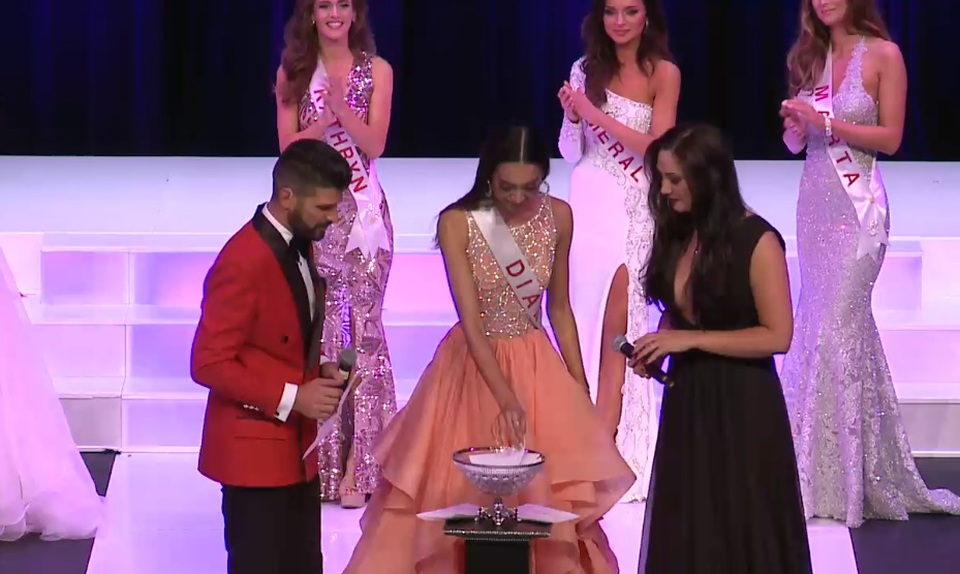 Cô cũng là người đầu tiên lên bốc thăm câu hỏi ứng xử.