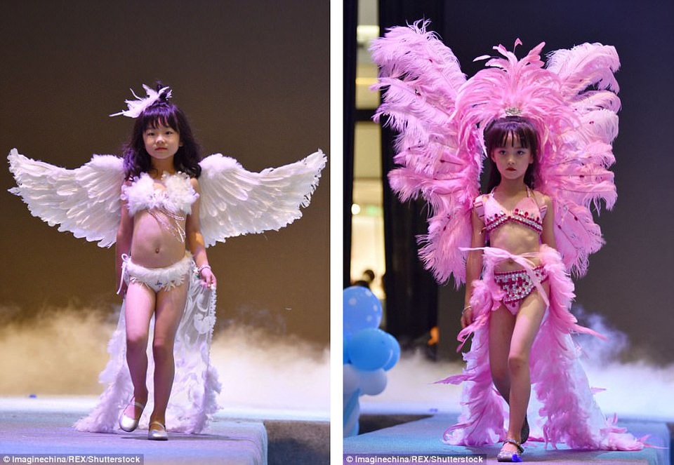 Dư luận Trung Quốc phản ứng show diễn “Victoria’s Secret nhí” - 1 Những hình ảnh chụp tại sự kiện cho thấy phong cách trình diễn lấy cảm hứng từ các show trình diễn của hãng nội y “Victoria’s Secret”. Các người mẫu nhí trước khi bước lên sân khấu đều trang điểm, làm tóc, và diện bikini đi kèm với các phụ kiện diêm dúa.