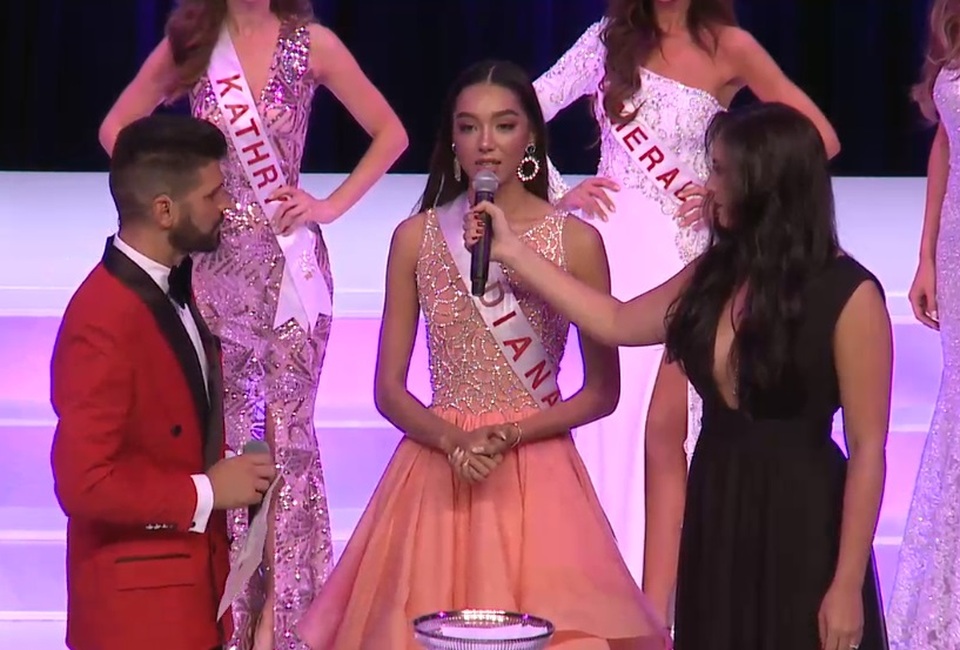 Câu hỏi dành cho Diana Lai: “Có nhiều vấn đề đến từ mạng xã hội xảy ra trong đời sống hiện nay. Ảnh hưởng của nó đối với bạn như thế nào?”. Diana - người đẹp nhận được nhiều bình chọn nhất từ công chúng - đã trả lời ngắn gọn: “Theo tôi, mạng xã hội có thể là một nền tảng tốt trợ giúp cho mỗi chúng ta. Nhưng ở đó cũng có những vấn đề tồn tại. Điều đó khiến người trẻ cần phải được giáo dục để sử dụng mạng xã hội hiệu quả và kiểm soát được những tác động đến từ đó. Xin cảm ơn!”.