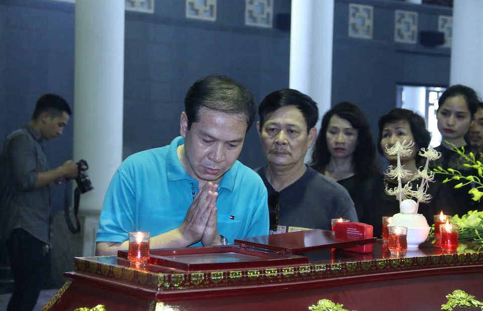 Đồng nghiệp xót xa trong phút giây tiễn biệt nghệ sĩ Duy Thanh - 14 Đồng nghiệp xót xa trong phút giây tiễn biệt nghệ sĩ Duy Thanh - 14