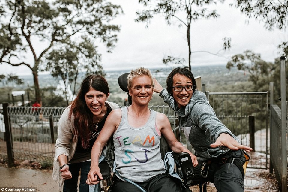 Chị Sarah bên hai nhiếp ảnh gia Karen Alsop và Benjamin Von Wong trong buổi chụp hình.