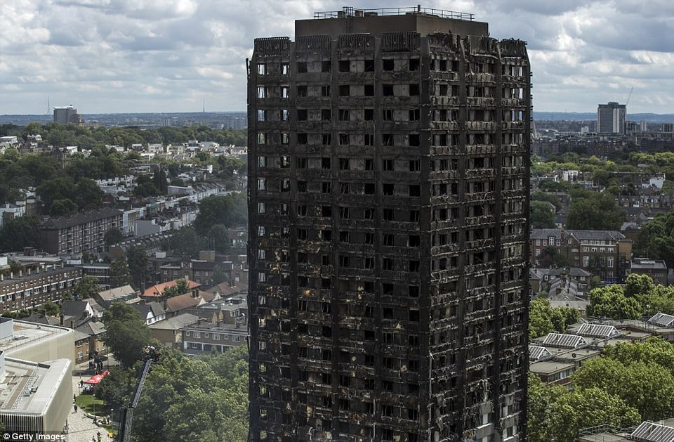 Tòa tháp Grenfell sau cơn hỏa hoạn kinh hoàng.