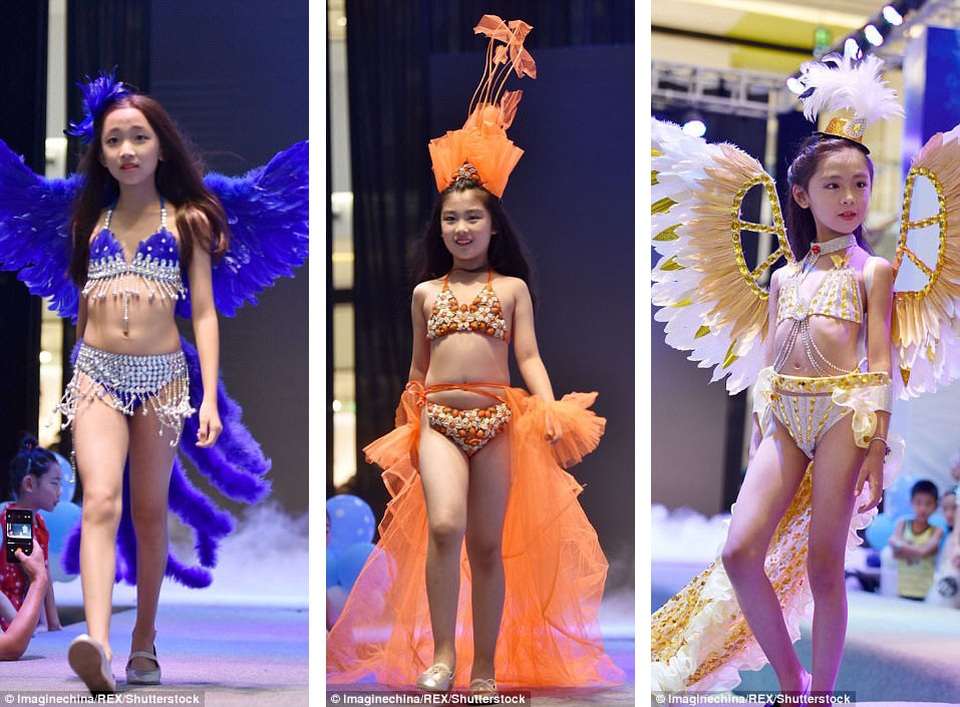 Dư luận Trung Quốc phản ứng show diễn “Victoria’s Secret nhí” - 3 Tại buổi trình diễn, các người mẫu nhí sải bước trên sân khấu, bên dưới, khán giả thoải mái chụp hình.
