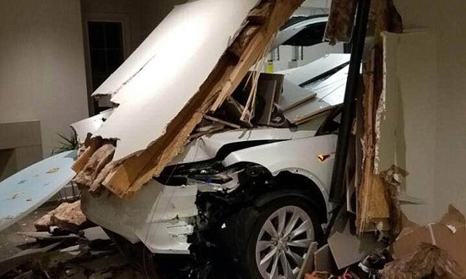 Diễn viên nổi tiếng Hàn Quốc kiện Tesla vì xe tăng tốc mất kiểm soát - 2 Diễn viên nổi tiếng Hàn Quốc kiện Tesla vì xe tăng tốc mất kiểm soát - 2