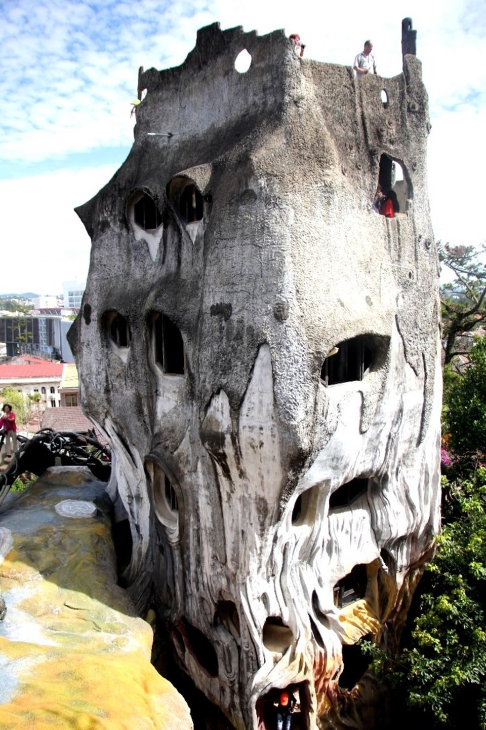 Một khối nhà chính trông giống như thân cây khô, phía trong là cầu thang lên xuống theo hình xoắn ốc tự do và các phòng riêng biệt.