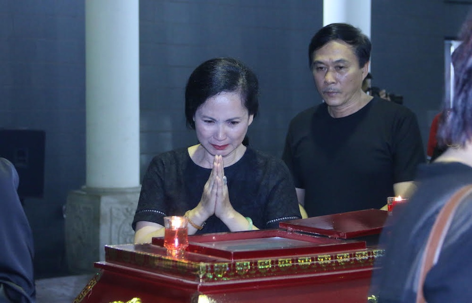 Đồng nghiệp xót xa trong phút giây tiễn biệt nghệ sĩ Duy Thanh - 15
Vợ chồng NSND Lan Hương- Đỗ Kỷ bên linh cữu diễn viên Duy Thanh