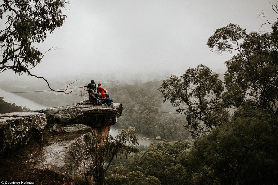 Buổi chụp hình đã thực hiện rất vất vả bởi đòi hỏi nhiều yếu tố kỹ thuật giúp đảm bảo an toàn cho mẹ con chị Sarah.