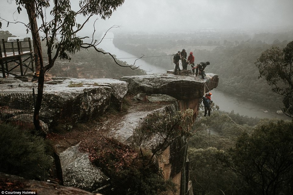Chị Sarah đã thực sự treo mình bên vách núi với sự hỗ trợ của các thiết bị và dây cáp.