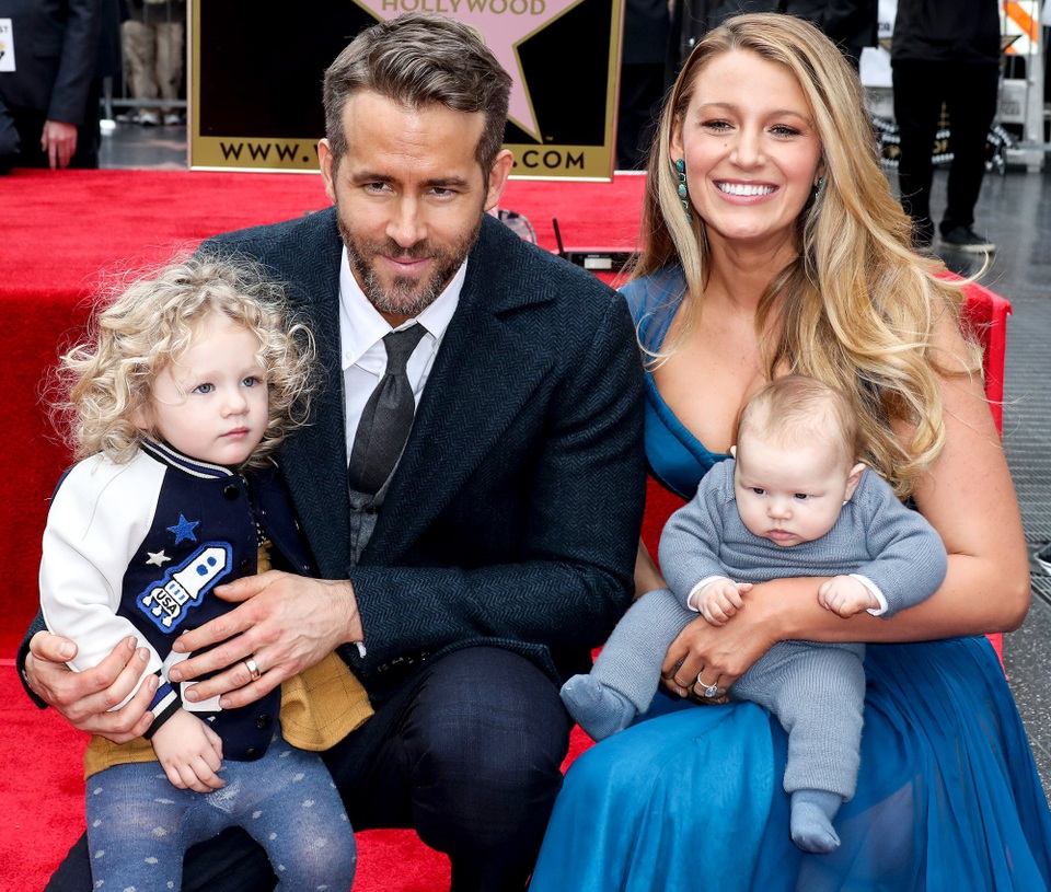 Nam diễn viên Ryan Reynolds hào hứng được… thay tã và thức đêm. 