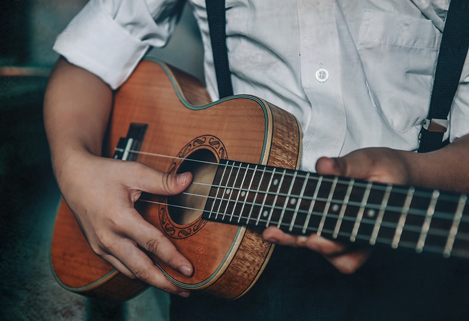 Mẫu nhí đáng yêu trong bộ ảnh hoài cổ - 4 Thú vui âm nhạc thời ấy chỉ là trong những bài hát giản dị, cây đàn mộc mạc