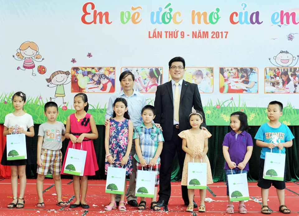 Phát động cuộc thi “Em vẽ ước mơ của em” lần thứ 9 - 5
Ban tổ chức tặng quà cho các họa sĩ nhí.