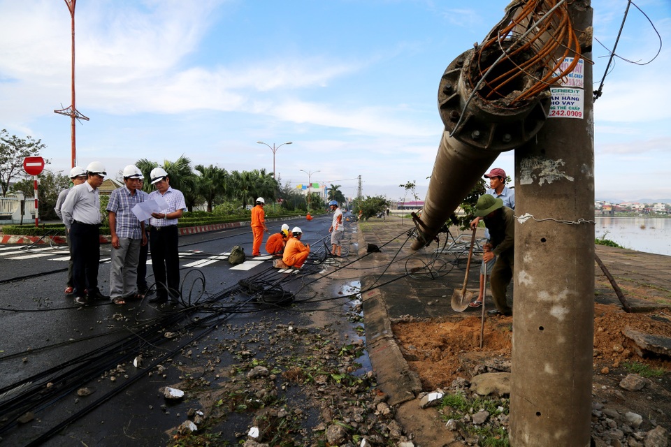 Ngành điện huy động tổng lực khắc phục hậu quả bão, lũ - 2 Công tác khắc phục lưới điện đang được đẩy nhanh tiến độ