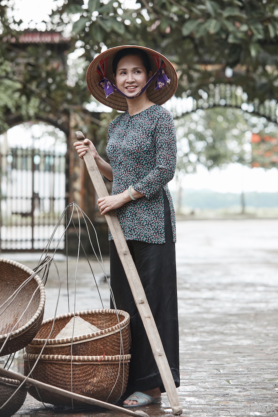 NSND Lan Hương vào vai bà mẹ tần tảo của làng quê Bắc Bộ.