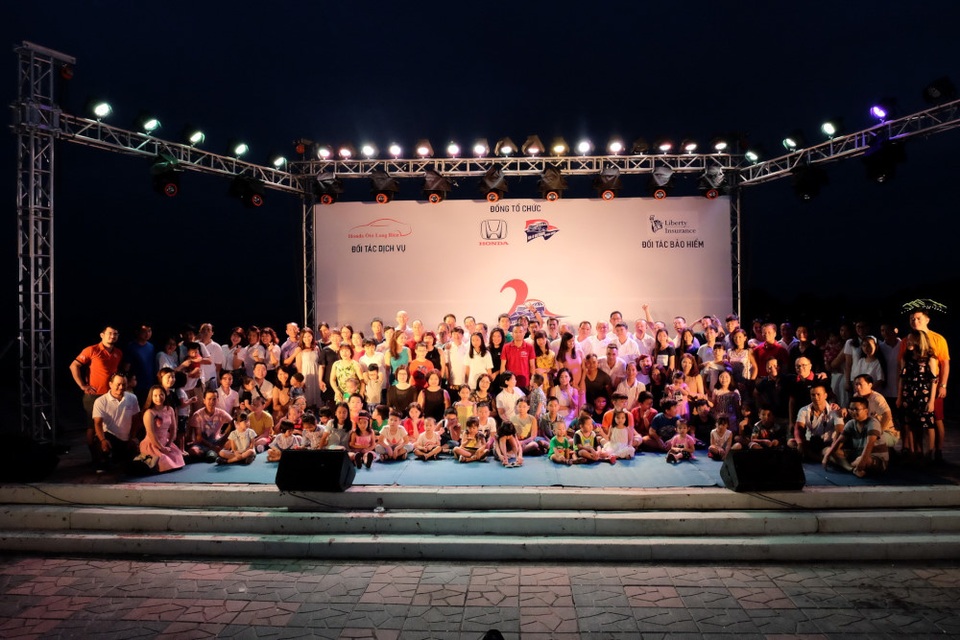 Sự kiện Gala Dinner vào buổi tối tại La Paz Resort với toàn thể thành viên của gia đình đã diễn ra trong không khí sôi nổi, hào hứng với nhiều tiết mục văn nghệ biểu diễn hấp dẫn