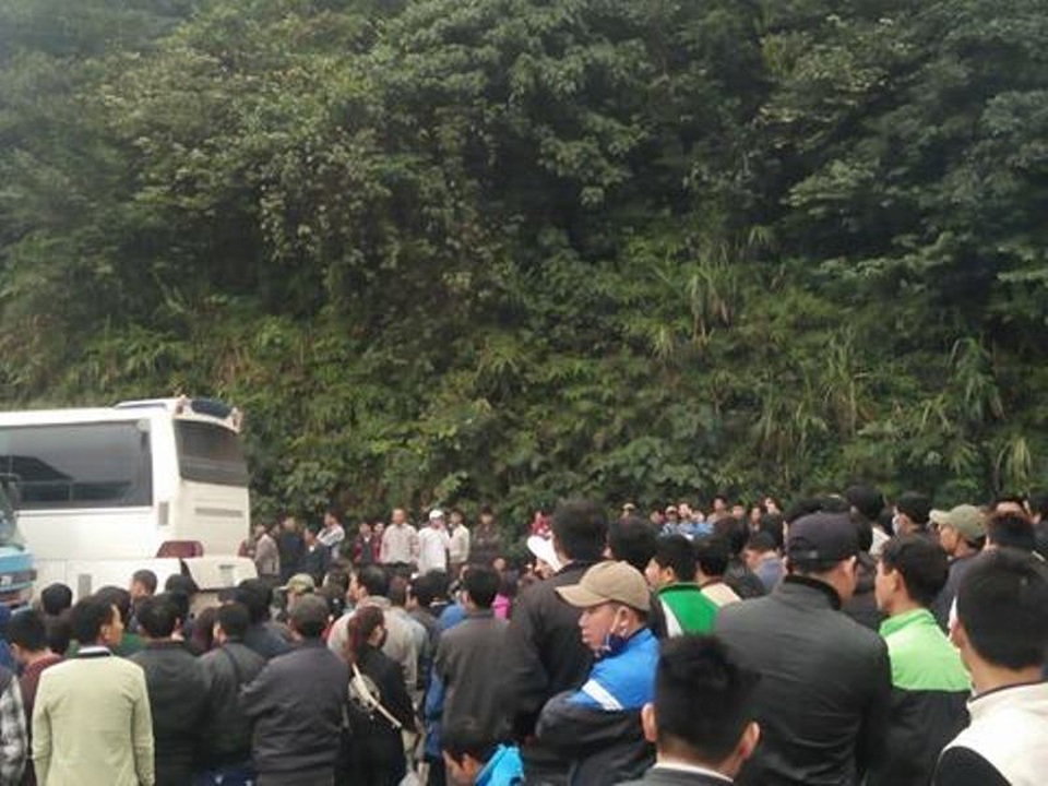 Hàng nghìn lao động "đổ xô" đi làm thủ tục xuất cảnh - 1 Hàng nghìn lao động "đổ xô" đi làm thủ tục xuất cảnh - 1