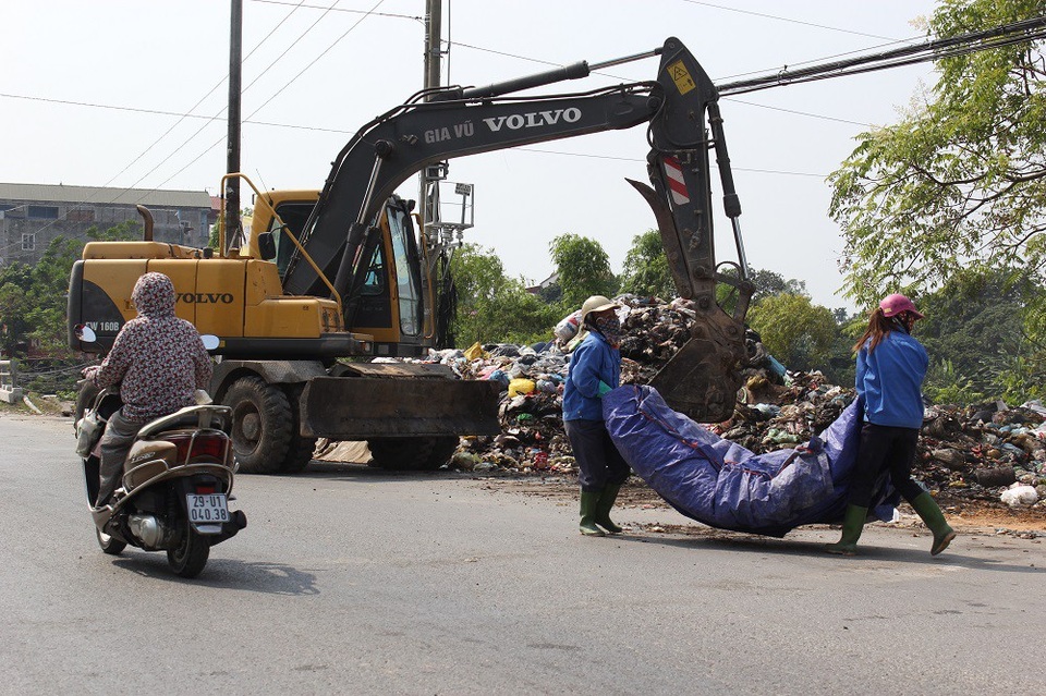 "Núi rác" ở Hà Nội được thu dọn sau 4 tháng ứ đọng - 9 "Núi rác" ở Hà Nội được thu dọn sau 4 tháng ứ đọng - 9