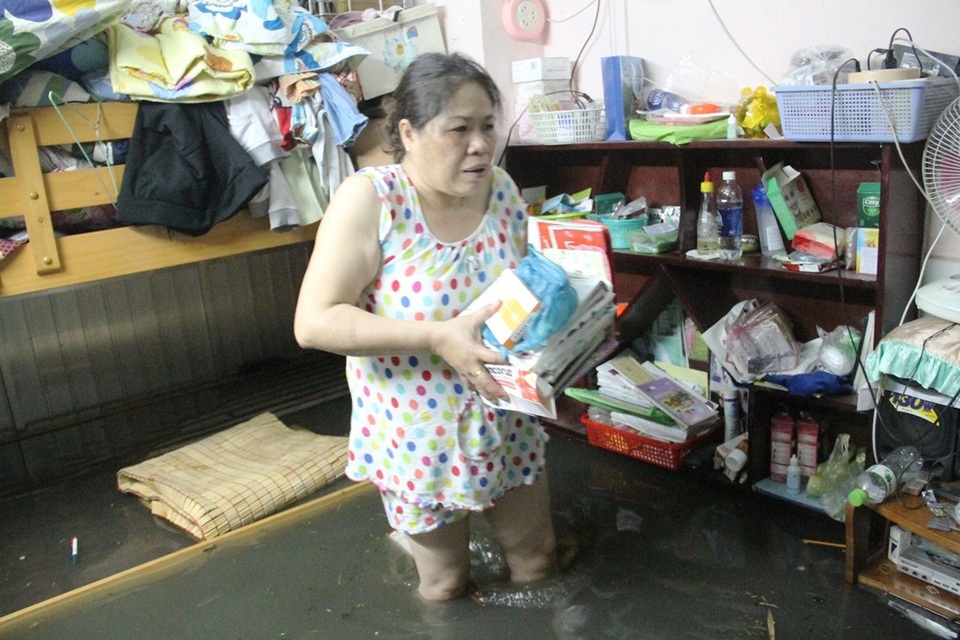 Nước dâng cao 1m, người Sài Gòn trắng đêm chạy “lũ” - 5
Người dân vất vả cứu tài sản trong đêm